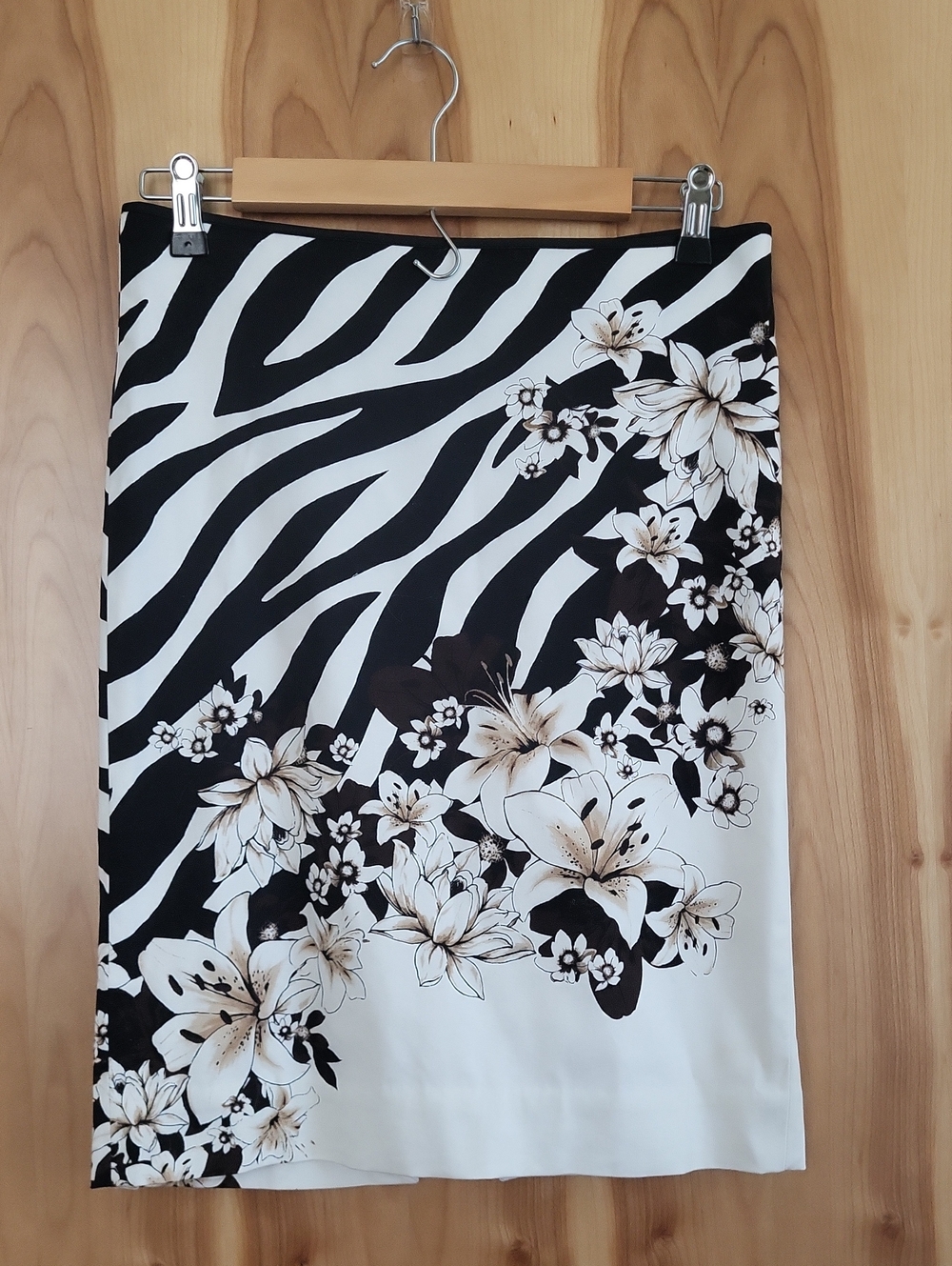 White House Black Market Black & White Floral Zebra Pencil Skirt